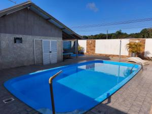 Bazén v ubytování Casa com piscina matinhos nebo v jeho okolí