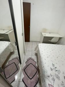 Katil atau katil-katil dalam bilik di Quarto Privativo em Condomínio próx ao Cohatrac