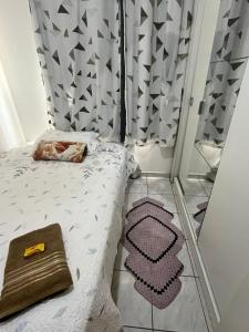 Katil atau katil-katil dalam bilik di Quarto Privativo em Condomínio próx ao Cohatrac