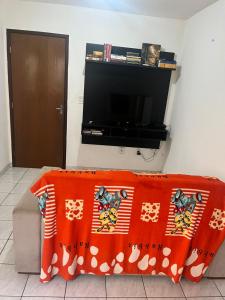 Televisyen dan/atau pusat hiburan di Quarto Privativo em Condomínio próx ao Cohatrac