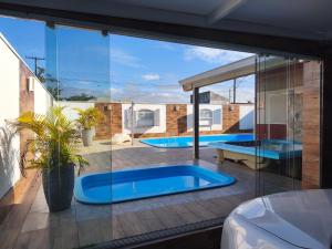 Bazén v ubytování Casa com piscina matinhos nebo v jeho okolí
