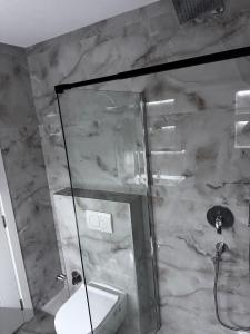 ein Badezimmer mit Dusche, Waschbecken und Toilette in der Unterkunft Sarajevo Soul in Sarajevo + 7 Fotos