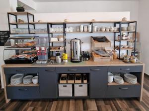 una cucina con bancone con piatti e stoviglie di Pansion Braco a Zavala Altre 37 foto