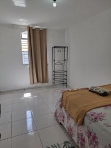 Postel nebo postele na pokoji v ubytování Quarto Confortável no Centro