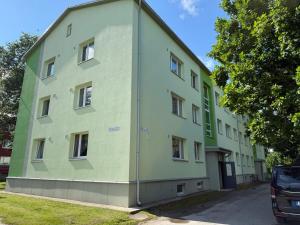 a building that is painted green and white at Pargi külaliskorter in Jõgeva