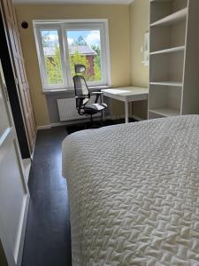 a room with a bed and a chair and a desk at Pargi külaliskorter in Jõgeva