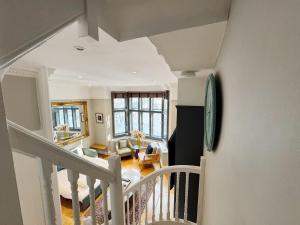 ロンドンにあるStylish Duplex Condo Opposite Hyde Parkの階段とリビングルームのある部屋