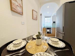ロンドンにあるStylish Duplex Condo Opposite Hyde Parkのキッチン(テーブル、冷蔵庫付) +28枚の写真