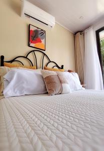 Katil atau katil-katil dalam bilik di Villa Buenaventura Loft +14 gambar