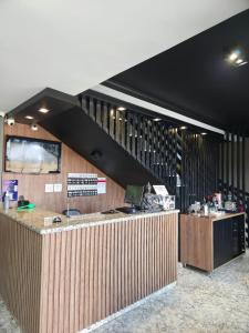 a restaurant with a counter and a counter top at Hotel Uirapuru in Alexânia +21 photos