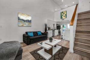 Posezení v ubytování Koreatown Hollywood Urban Oasis 1 Bedroom Loft with Private Parking and Balcony