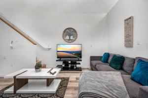 TV a/nebo společenská místnost v ubytování Koreatown Hollywood Urban Oasis 1 Bedroom Loft with Private Parking and Balcony