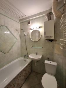 a bathroom with a tub and a toilet and a sink at Mieszkanie w centrum blisko jeziora in Ostróda