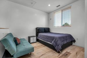 Postel nebo postele na pokoji v ubytování Koreatown Hollywood Urban Oasis 1 Bedroom Loft with Private Parking and Balcony