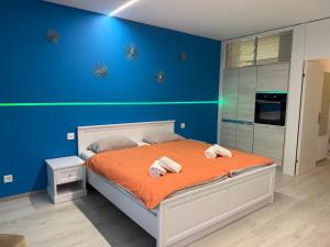 a bedroom with a bed with two towels on it at Residenz am Luganersee mit Pool in Bissone