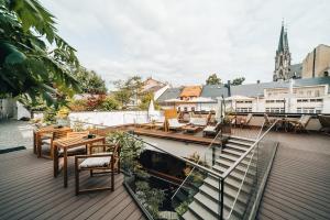 奥洛穆茨NM Boutique的大楼内带桌椅的阳台