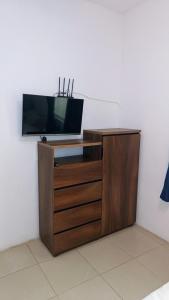 un téléviseur à écran plat posé sur une commode dans l'établissement Casa maleni 2 en mismaloya, à Puerto Vallarta