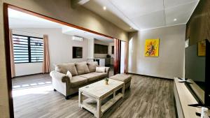 un soggiorno con un divano e un tavolo di The Blue Donkey a Paramaribo