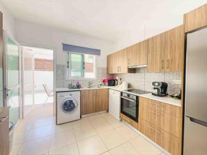 Kuchyň nebo kuchyňský kout v ubytování Villa Rena - 3BR Retreat near Kalamies Beach