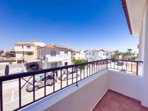 Balkón nebo terasa v ubytování Villa Rena - 3BR Retreat near Kalamies Beach