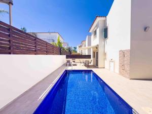 Bazén v ubytování Villa Rena - 3BR Retreat near Kalamies Beach nebo v jeho okolí