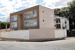 a building on the side of a street at Comforto e tranquilidade in Franca