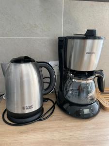 une cafetière et un grille-pain sur un comptoir dans l'établissement Deux mini villas distancees 10 metres pour 6 personnes, à Saint-Florent