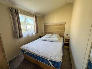 Voodi või voodid majutusasutuse Dog Friendly 10 Berth Caravan At Dovercourt Holiday Park In Essex Ref 44606J toas +13 fotot