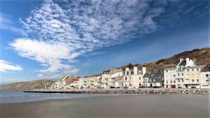 a group of houses on the shore of a beach at Beau Studio Neuf proche du centre et de Nausicaa in Boulogne-sur-Mer