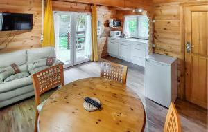 ein Wohnzimmer mit einem Tisch und Stühlen in einer Hütte in der Unterkunft Agréable Chalet Proche Du Lac in La Teste-de-Buch