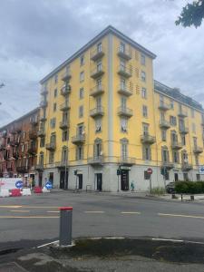 un edificio giallo sul lato di una strada di Green house ad Alessandria Altre 26 foto
