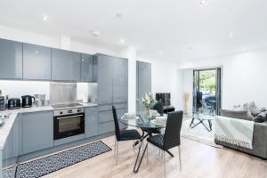 Kuchyň nebo kuchyňský kout v ubytování Luxury Sage Green 1-Bed Apartment - Solihull - 10 Min to NEC & BHX