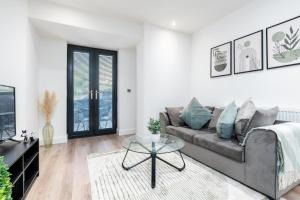 Posezení v ubytování Luxury Sage Green 1-Bed Apartment - Solihull - 10 Min to NEC & BHX