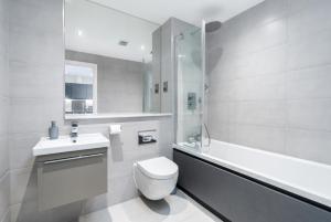 Koupelna v ubytování Luxury Sage Green 1-Bed Apartment - Solihull - 10 Min to NEC & BHX