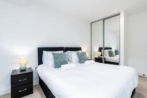 Postel nebo postele na pokoji v ubytování Luxury Sage Green 1-Bed Apartment - Solihull - 10 Min to NEC & BHX