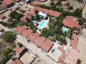 an overhead view of a house with a swimming pool at Condomínio em Canoa Quebrada in Aracati
