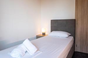 Postel nebo postele na pokoji v ubytování Stone Palace Hotel Near Athen's Airport Free Shuttle From and to Athen's Airport