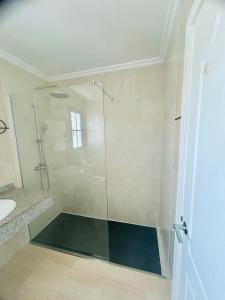 eine Dusche mit Glastür im Badezimmer in der Unterkunft VILLA BARRACUDA - "Seaview 3min walk to the beach" in Playa Blanca
