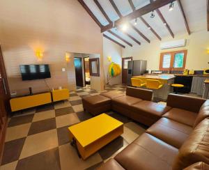 a living room with a couch and a table at Villa Autentico Aruba in Santa Cruz