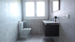 Un baño con inodoro, lavabo y ventana. en Casa do Carrexal, en Morán 25 fotos más