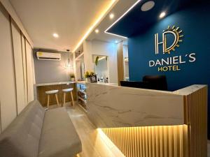 un bar in un hotel con un cartello sul muro di Hotel Daniels a Fonseca