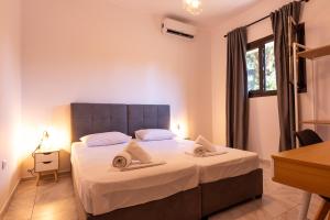Postel nebo postele na pokoji v ubytování Stone Palace Hotel Near Athen's Airport Free Shuttle From and to Athen's Airport