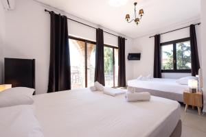 Postel nebo postele na pokoji v ubytování Stone Palace Hotel Near Athen's Airport Free Shuttle From and to Athen's Airport + 37 fotografií