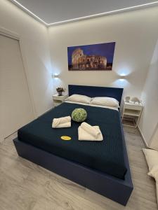une chambre avec un lit avec deux serviettes dessus dans l'établissement Nest Love collazia Roma 900mt dal Colosseo, à Rome