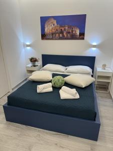 - un lit bleu avec des oreillers dans l'établissement Nest Love collazia Roma 900mt dal Colosseo, à Rome