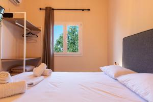 Postel nebo postele na pokoji v ubytování Stone Palace Hotel Near Athen's Airport Free Shuttle From and to Athen's Airport