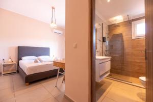 Koupelna v ubytování Stone Palace Hotel Near Athen's Airport Free Shuttle From and to Athen's Airport