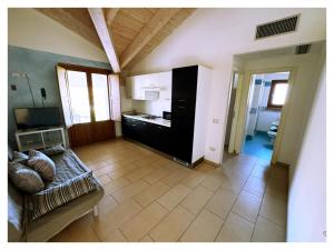salon z kanapą i kuchnią w obiekcie Barko Apartments & Suites w mieście Steccato