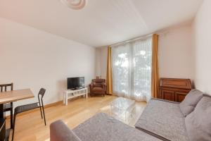 Μια τηλεόραση ή/και κέντρο ψυχαγωγίας στο Appartement vue sur Lac proche métro