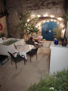 Χώρος καθιστικού στο Maison de village à deux pas de la rivière
